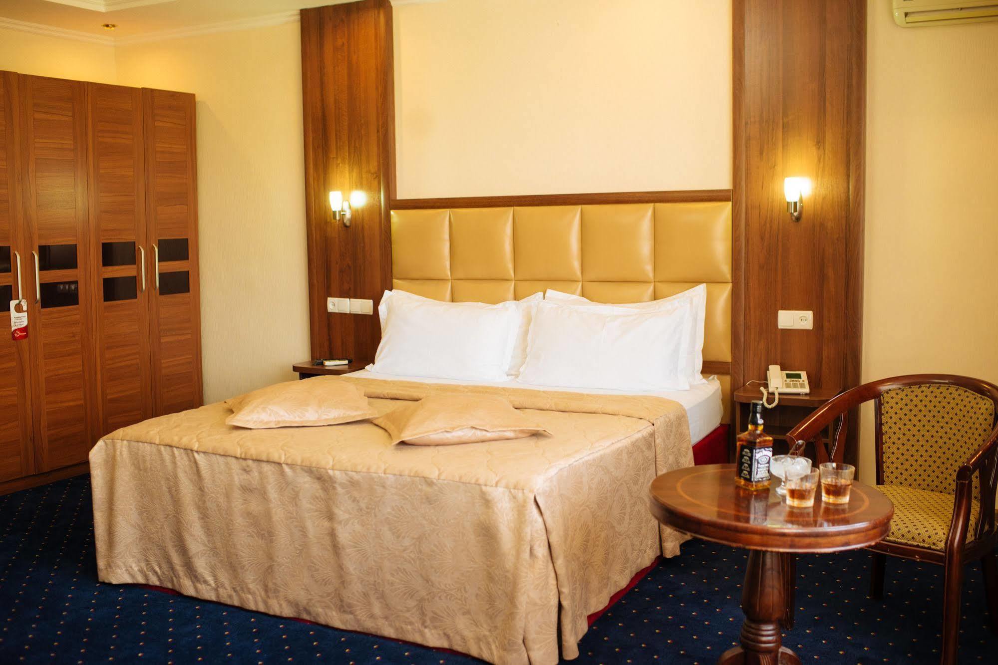 Dostyk Hotel Schymkent Exterior foto